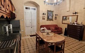 Cozy Corner House In Valletta - Authentic!